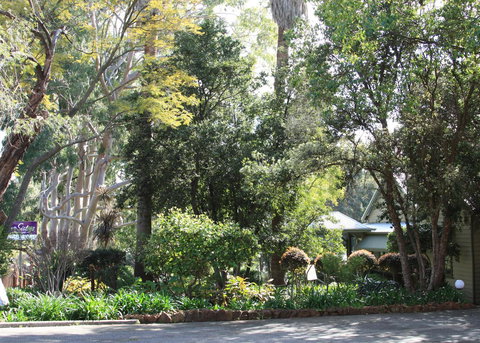 Two Sisters Chalets - Foster Accommodation 0