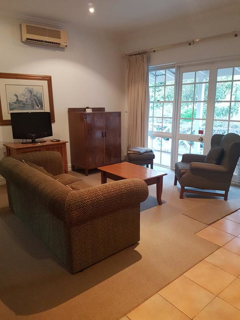 Two Sisters Chalets - Foster Accommodation 13