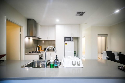 VIP Stays - Villa De Burswood Luxury 3BR Suite W/ King Bed FREE WIFI - Foster Accommodation 26