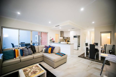 VIP Stays - Villa De Burswood Luxury 3BR Suite W/ King Bed FREE WIFI - Foster Accommodation 0