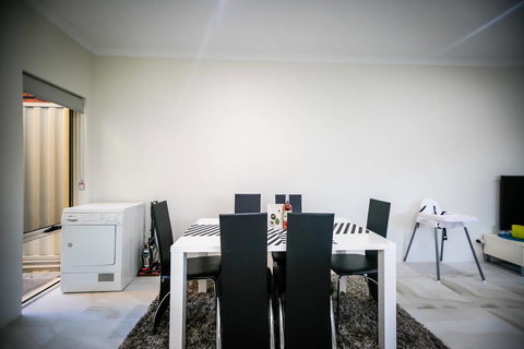 VIP Stays - Villa De Burswood Luxury 3BR Suite W/ King Bed FREE WIFI - Foster Accommodation 2