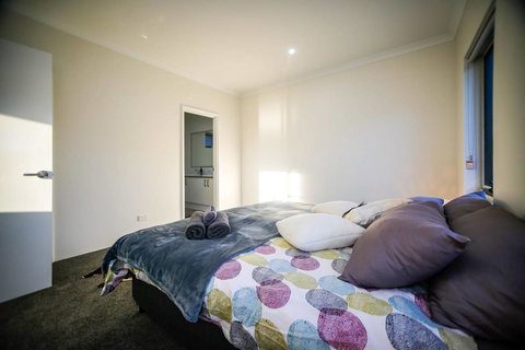 VIP Stays - Villa De Burswood Luxury 3BR Suite W/ King Bed FREE WIFI - Foster Accommodation 15