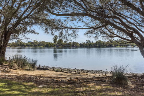 Ascot Quays Apartment 102 - Foster Accommodation 1