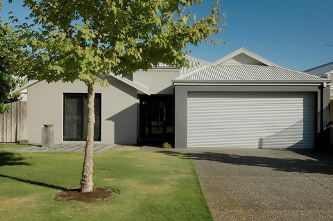 THE SANCTUARY LUXURY HOLIDAY HOME - Foster Accommodation 0