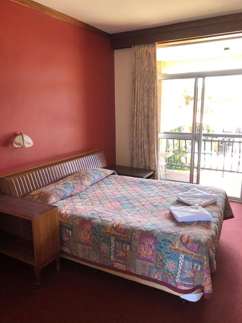 Kambalda Hotel - Foster Accommodation 12