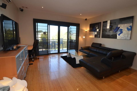 The Arcadia Apartment - Foster Accommodation 3