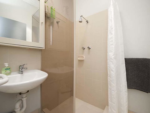 Garden Studio - Foster Accommodation 5