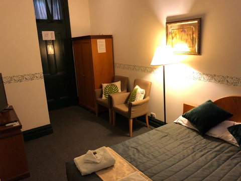 The Palace Hotel - Foster Accommodation 3