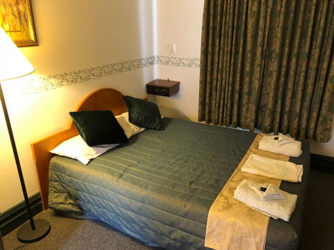 The Palace Hotel - Foster Accommodation 6