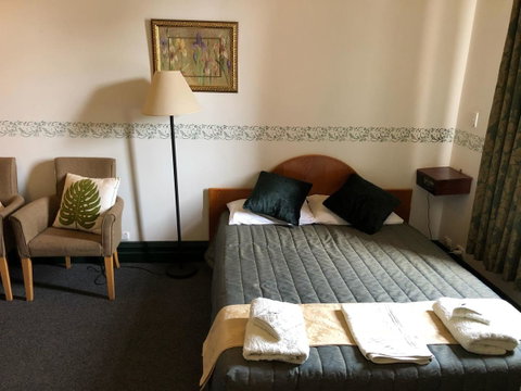 The Palace Hotel - Foster Accommodation 5
