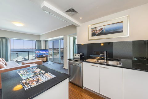 A 406 FANTASTIC OCEAN BEACH And MARINA VIEW APT - MANDURAH - Foster Accommodation 18