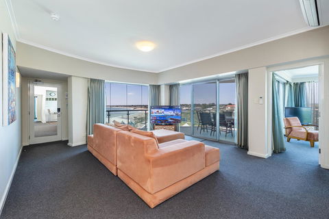 A 406 FANTASTIC OCEAN BEACH And MARINA VIEW APT - MANDURAH - Foster Accommodation 0