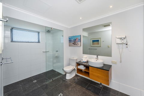 A 406 FANTASTIC OCEAN BEACH And MARINA VIEW APT - MANDURAH - Foster Accommodation 16