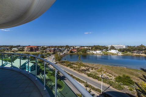 A 406 FANTASTIC OCEAN BEACH And MARINA VIEW APT - MANDURAH - Foster Accommodation 11