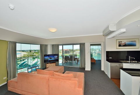 A 406 FANTASTIC OCEAN BEACH And MARINA VIEW APT - MANDURAH - Foster Accommodation 10