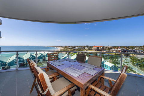 A 406 FANTASTIC OCEAN BEACH And MARINA VIEW APT - MANDURAH - Foster Accommodation 4