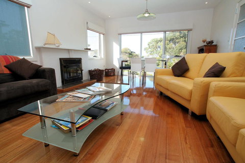 Bridport Holiday Rental - Foster Accommodation 11