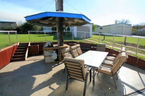 Bridport Holiday Rental - Foster Accommodation 6