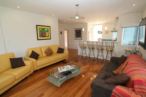 Bridport Holiday Rental - Foster Accommodation 10