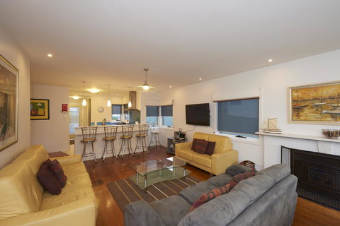 Bridport Holiday Rental - Foster Accommodation 2