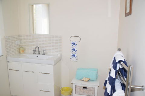 Anchorage Waterfront Retreat - Foster Accommodation 13