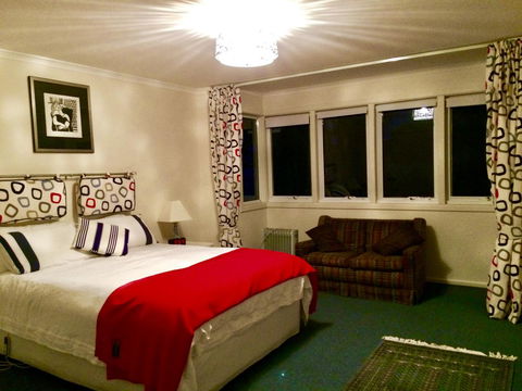 Anchorage Waterfront Retreat - Foster Accommodation 11