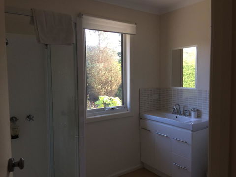 Anchorage Waterfront Retreat - Foster Accommodation 30