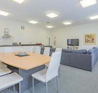 4 Bedroom House - Hobart CBD - Free Parking - Foster Accommodation