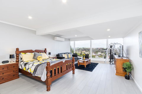 Views Forever - Devonport - Foster Accommodation 2