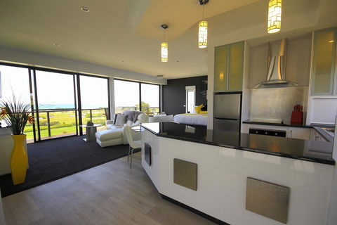 Horizon Deluxe Apartments - Foster Accommodation 3