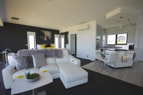 Horizon Deluxe Apartments - Foster Accommodation 1