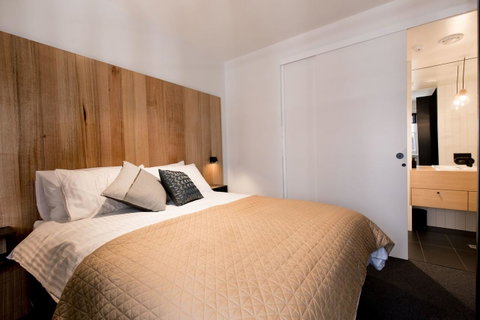 105 Mac Unique Apartments - Foster Accommodation 8