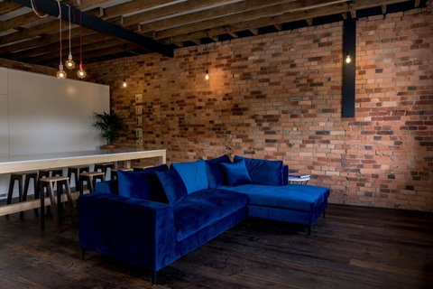105 Mac Unique Apartments - Foster Accommodation 24