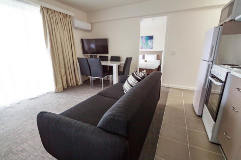 Adina Place Motel Apartments - Foster Accommodation 6