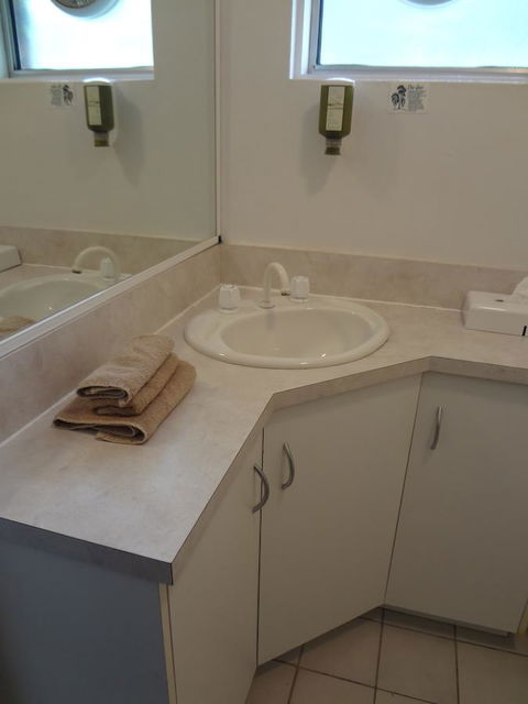 Adina Place Motel Apartments - Foster Accommodation 24