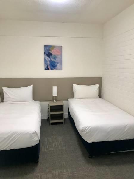 Adina Place Motel Apartments - Foster Accommodation 10