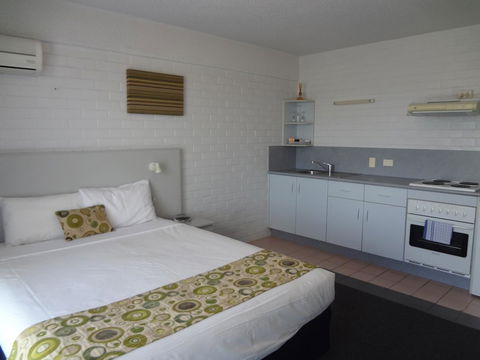 Adina Place Motel Apartments - Foster Accommodation 32