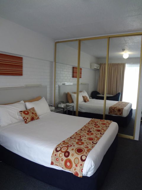 Adina Place Motel Apartments - Foster Accommodation 28