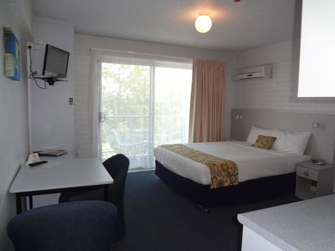 Adina Place Motel Apartments - Foster Accommodation 30