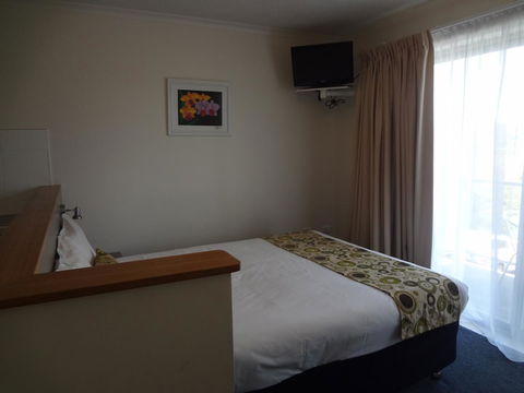 Adina Place Motel Apartments - Foster Accommodation 33