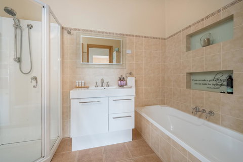 Jones On Wilson Boutique B&B - Foster Accommodation 6