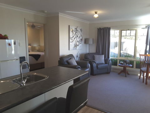 On The Terrace - Foster Accommodation 36