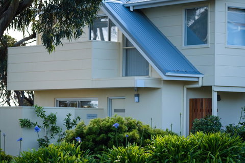 Cod Rock Point - Foster Accommodation 1