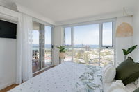 NEW Beautiful 1 Bedroom Beach Views Broadbeach