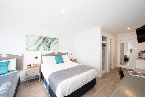 New England Motor Lodge - Foster Accommodation 1