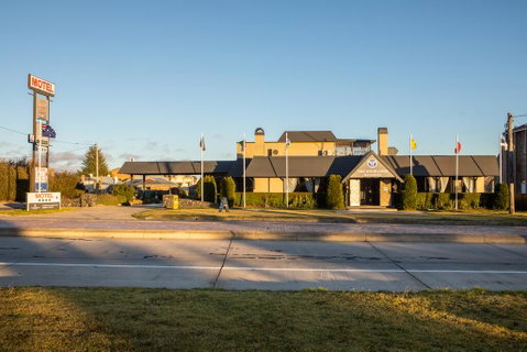 New England Motor Lodge - Foster Accommodation 0