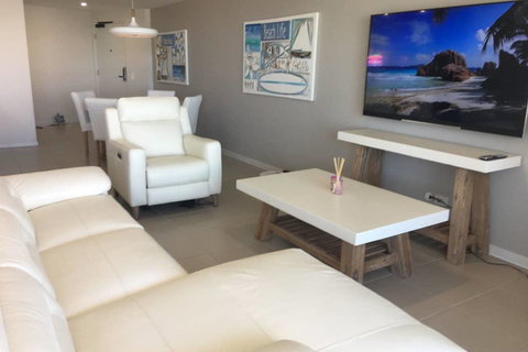 NEW UPMARKET COMFORTABLE 2 Bed, 2 Bath, OCEAN VIEWS, 250m To BUDDINA BEACH! - Foster Accommodation 3