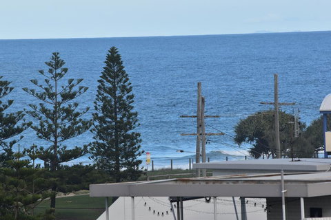 NEW UPMARKET COMFORTABLE 2 Bed, 2 Bath, OCEAN VIEWS, 250m To BUDDINA BEACH! - Foster Accommodation 2