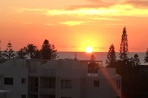 NEW UPMARKET COMFORTABLE 2 Bed, 2 Bath, OCEAN VIEWS, 250m To BUDDINA BEACH! - Foster Accommodation 1