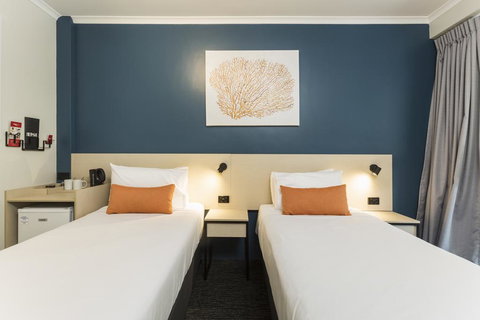 Nightcap At Edge Hill Tavern - Foster Accommodation 1